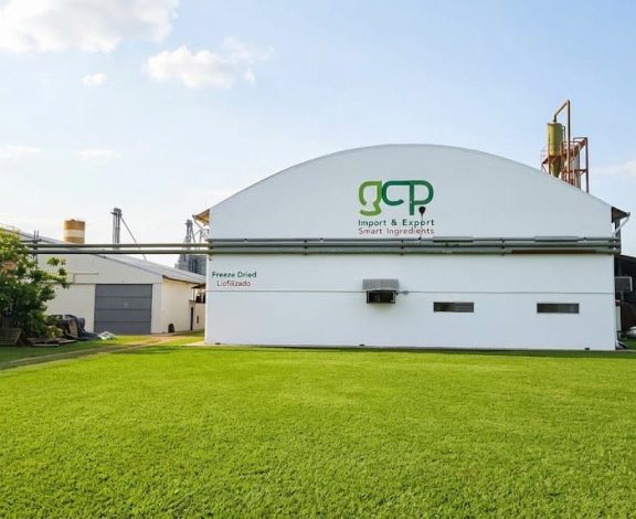 Cultivating Bolivia's finest superfoods is just the first step of our journey. For a grain of chia, quinoa, or amaranth to retain its nutritional properties intact and reach the most demanding markets, a cutting-edge agro-industrial process is required.
